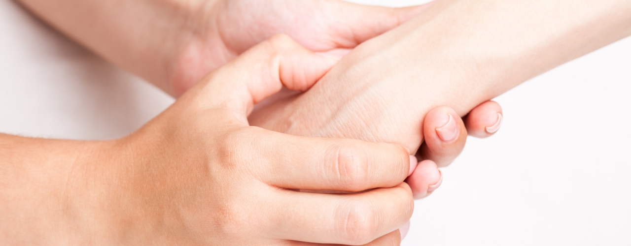 Wrist-Pain-massage-therapy-image-Zenith-Physiotherapy-and-wellness-Airdrie-AB